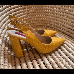 Vintage mustard yellow heel